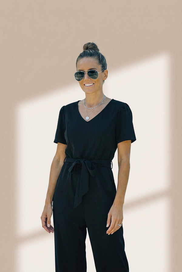 Solid Color One Shoulder Sleeveless Jumpsuit with practical styling and dependable silhouette control.