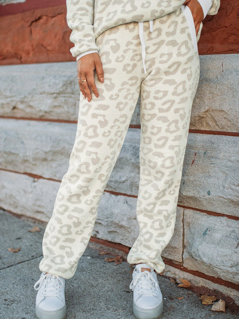 white-leopard-pullover-and-drawstring-pants-lounge-set