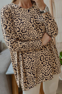 
Stylish Women's Leopard Print Long Sleeve Blouse - Trendy Casual Top for Year-Round Fashion and Versatile Outfits