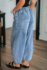 High-Waisted Cotton Blend Barrel Jeans in Medium Blue with practical styling, blue, photo 3