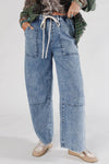 Chic High Waisted Women's Slim Fit Jeans in Classic Blue Denim - Ideal for Casual and Trendy Looks