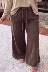 
Plus Size Women's Coffee Mineral Wash Wide Leg Pants with Pockets - Trendy, Comfortable Casual Style for Everyday Wear