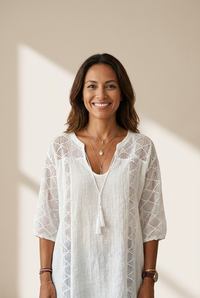Lace Stitching U-neck 3/4 Sleeve Blouse with practical styling and dependable silhouette control.