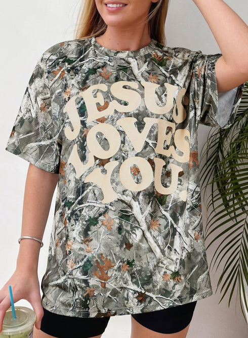 Beige Camo Woodland Graphic Tee for Women - Relaxed Fit "Love Like Jesus" Casual Shirt for Stylish Everyday Wear