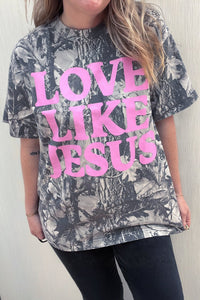 
Plus Size Women's Gray Woodland Camouflage Graphic Tee - "Love Like Jesus" for Stylish Comfort and Casual Chic