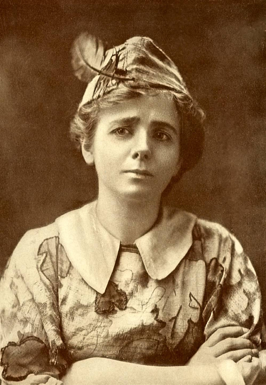 Maude Adams in 1905 Peter Pan costume with rounded flat Claudine-style collar.