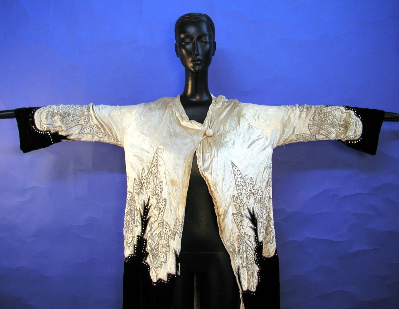Half lining on upper coat body leaving lower skirt unlined.
