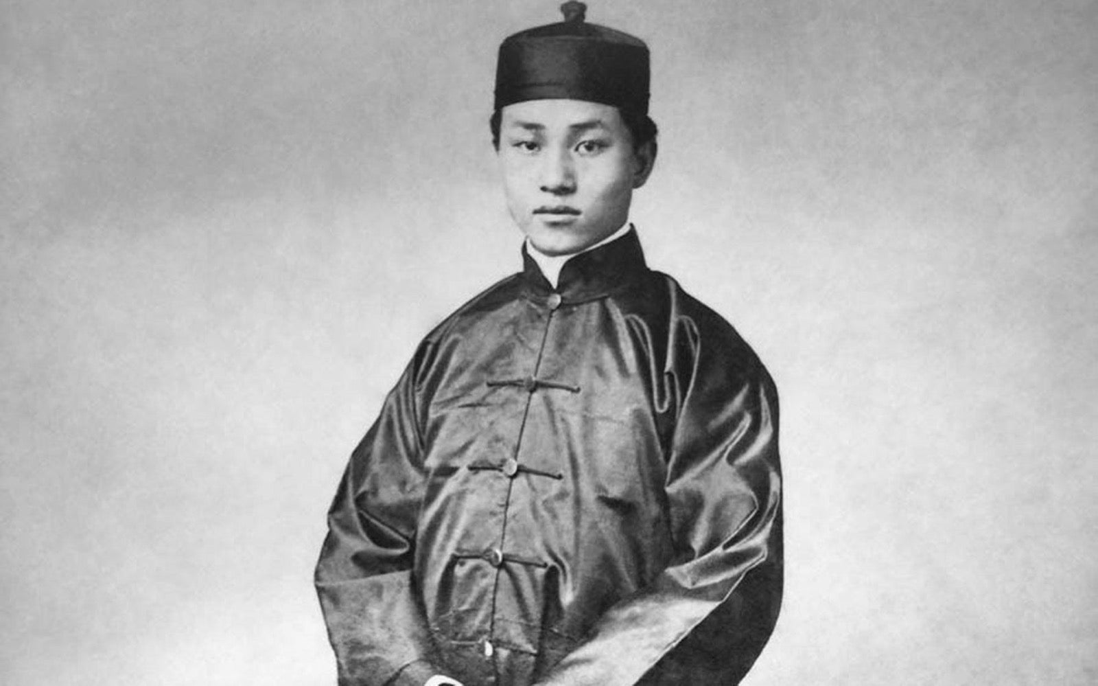 Late Qing portrait with standing collar on changshan robe—the Mao suit collar ancestor.
