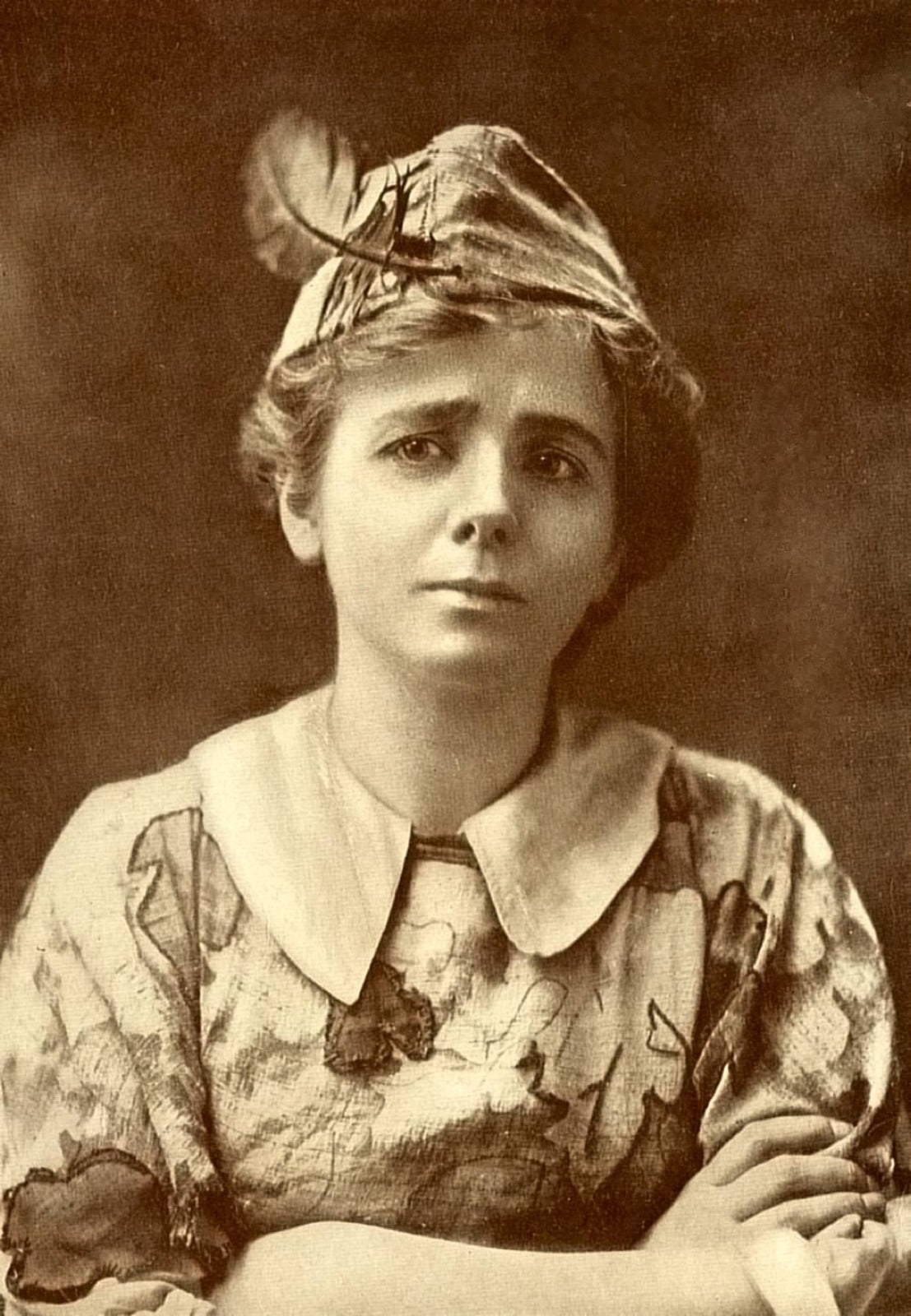 Maude Adams standing in a Peter Pan costume with a small rounded flat collar.