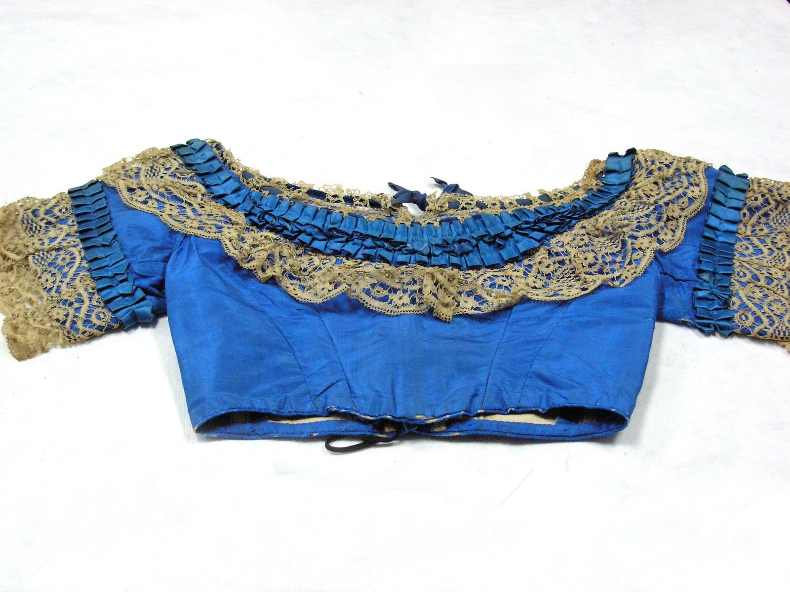 Historic bodice with wide U-shaped neckline at the chest.