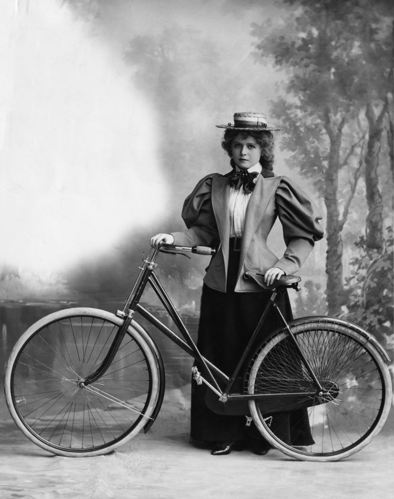 Actress Mabel Love in 1890s dress with enormous leg-of-mutton upper sleeves.